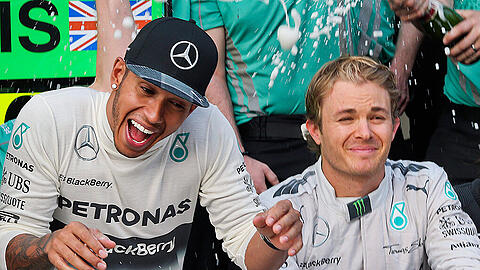 Freude bei Mercedes. Doch schon wieder hatte Lewis Hamilton die Nase vorn - Nico Rosberg ist nicht zufrieden.