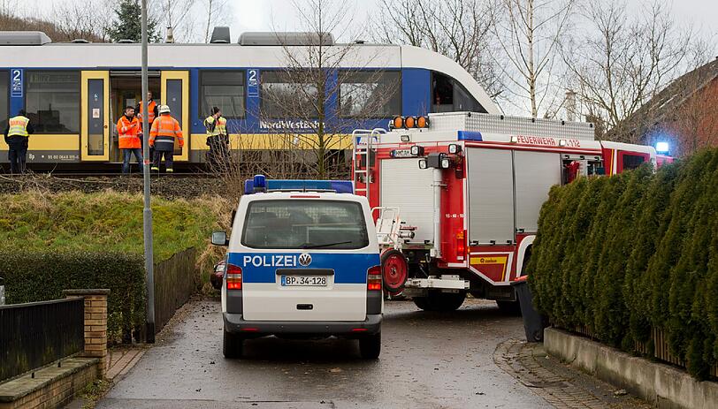 Auch in Niedersachsen gab es eine Reihe von entwurzelten Bäumen, stehengebliebene Züge und abgedeckte Dächer.