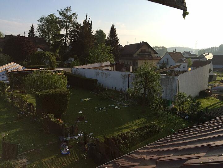 In Affing hat der Tornado gewütet und Häuser abgedeckt.