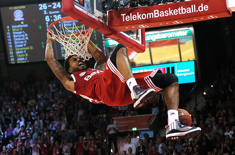 Der Überflieger: Bayerns Brice Taylor jubelt am Korb hängend über den Erfolg gegen Bamberg.