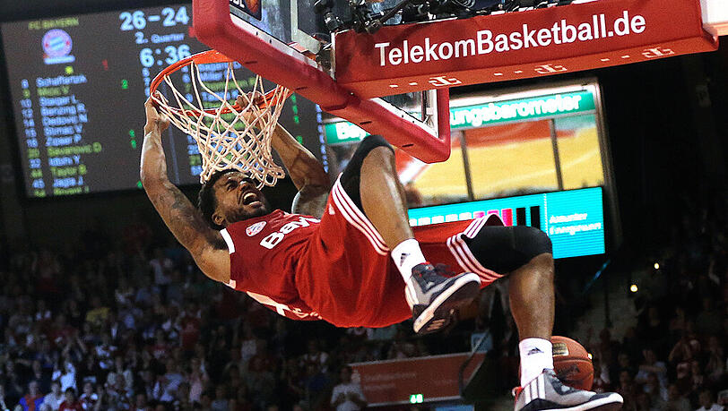 Der Überflieger: Bayerns Brice Taylor jubelt am Korb hängend über den Erfolg gegen Bamberg. Der Überflieger: Bayerns Brice Taylor jubelt am Korb hängend über den Erfolg gegen Bamberg.