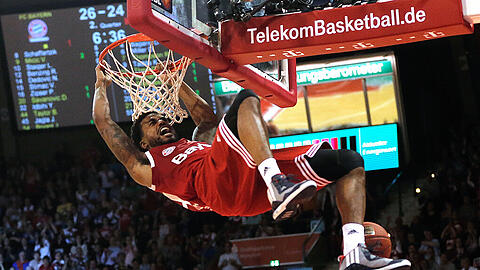 Der Überflieger: Bayerns Brice Taylor jubelt am Korb hängend über den Erfolg gegen Bamberg.