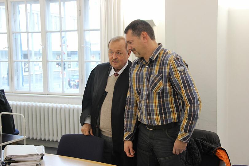 Katzen-Kläger: Hannes B. mit seinem Anwalt Peter Müller.