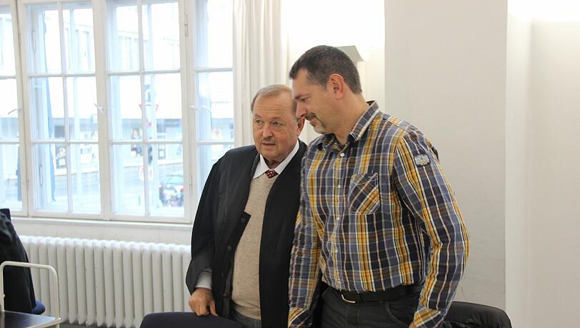 Katzen-Kläger: Hannes B. mit seinem Anwalt Peter Müller. Katzen-Kläger: Hannes B. mit seinem Anwalt Peter Müller.