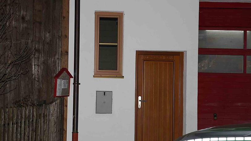 Bilder vom Sonntagabend: Siegfried Rauch sackt am Sonntag in seinem Wohnort Obersöchering südlich von München zusammen und fällt anschließend eine Treppe hinab. Der Sturz war nicht todesursächlich. Die Obduktion des Leichnams ergab: Herzversagen.