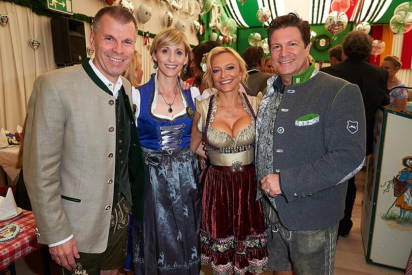 Peter Mey (Leiter BMW Niederlassung München), Ehefrau Candy Mey, Schauspieler Francis Fulton-Smith und seine Lebensgefährtin Claudia Hillmeier.