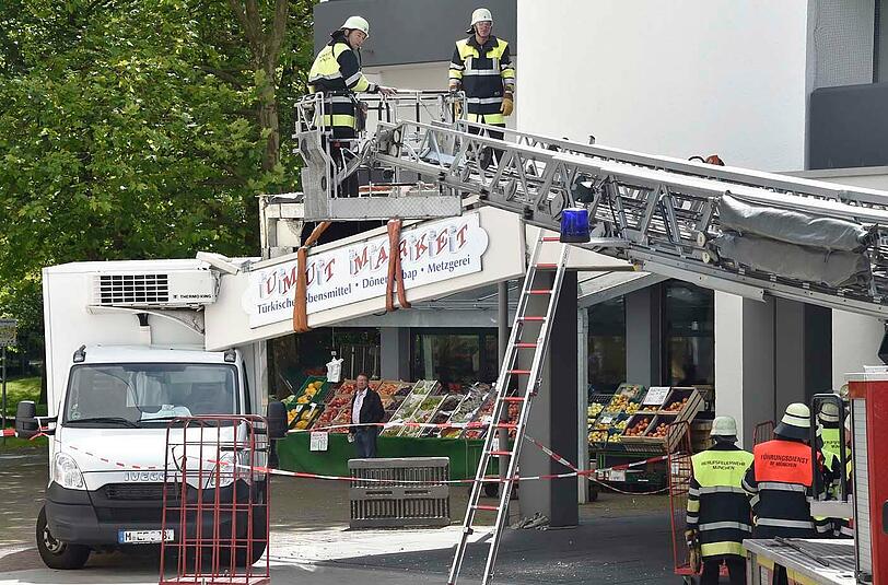 Die Feuerwehr musste das schwere Betonvordach mit einem Kran bergen.