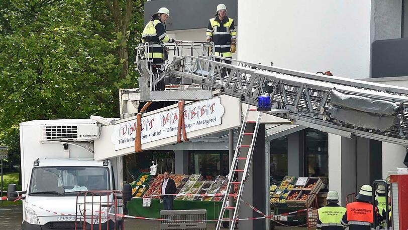 Die Feuerwehr musste das schwere Betonvordach mit einem Kran bergen. Die Feuerwehr musste das schwere Betonvordach mit einem Kran bergen.