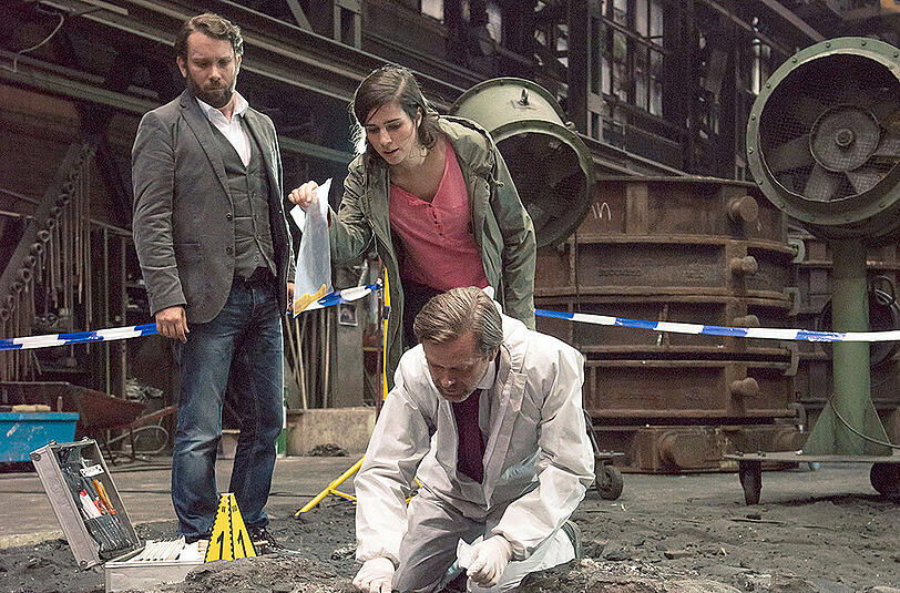 Auf der Suche nach der verlorenen Verständlichkeit? Christian Ulmen (l.), Nora Tschirner und Matthias Matschke im Weimarer &bdquo;Tatort&ldquo;, der von Zuschauern heftig kritisiert worden ist. Nach einer Ausstrahlung haben sich die Schauspieler für die schlechte Tonqualität sogar entschuldigt.