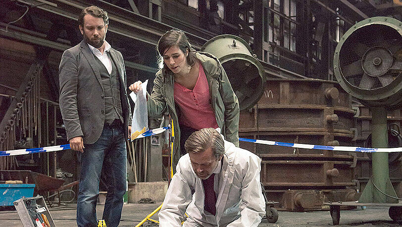 Auf der Suche nach der verlorenen Verständlichkeit? Christian Ulmen (l.), Nora Tschirner und Matthias Matschke im Weimarer „Tatort“, der von Zuschauern heftig kritisiert worden ist. Nach einer Ausstrahlung haben sich die Schauspieler für die schlechte Tonqualität sogar entschuldigt. Auf der Suche nach der verlorenen Verständlichkeit? Christian Ulmen (l.), Nora Tschirner und Matthias Matschke im Weimarer „Tatort“, der von Zuschauern heftig kritisiert worden ist. Nach einer Ausstrahlung haben sich die Schauspieler für die schlechte Tonqualität sogar entschuldigt.
