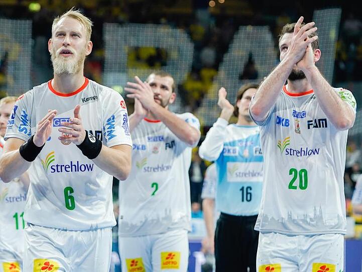 Die Magdeburger Spieler verlassen nach der Niederlage gegen die Rhein-Neckar Löwen das Spielfeld.