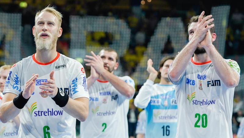 Die Magdeburger Spieler verlassen nach der Niederlage gegen die Rhein-Neckar Löwen das Spielfeld. Die Magdeburger Spieler verlassen nach der Niederlage gegen die Rhein-Neckar Löwen das Spielfeld.