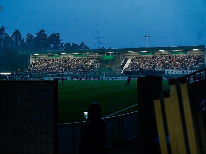 Das Flutlicht des Stadions ist nach starkem Regen und Gewitter während des Spiels kurzzeitig ausgefallen. Foto: Uwe Anspach