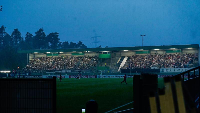 Das Flutlicht des Stadions ist nach starkem Regen und Gewitter während des Spiels kurzzeitig ausgefallen. Foto: Uwe Anspach Das Flutlicht des Stadions ist nach starkem Regen und Gewitter während des Spiels kurzzeitig ausgefallen. Foto: Uwe Anspach