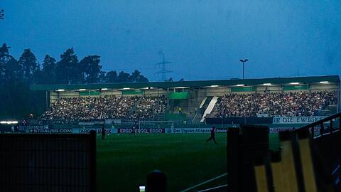 Das Flutlicht des Stadions ist nach starkem Regen und Gewitter während des Spiels kurzzeitig ausgefallen. Foto: Uwe Anspach