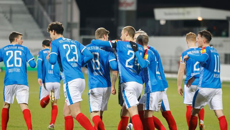 Zumindest über Nacht springt Holstein Kiel nach dem Sieg über Würzburg auf die Aufstiegsplätze der 2. Liga.