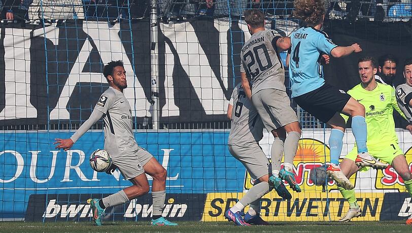 Unglücklich! Der Ball springt Sechzigs Goden an den Arm - Elfer. Die Löwen verlieren in Mannheim mit 0:3.