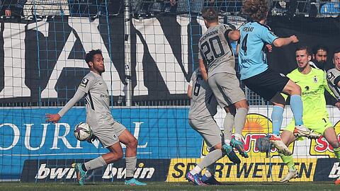Unglücklich! Der Ball springt Sechzigs Goden an den Arm - Elfer. Die Löwen verlieren in Mannheim mit 0:3.