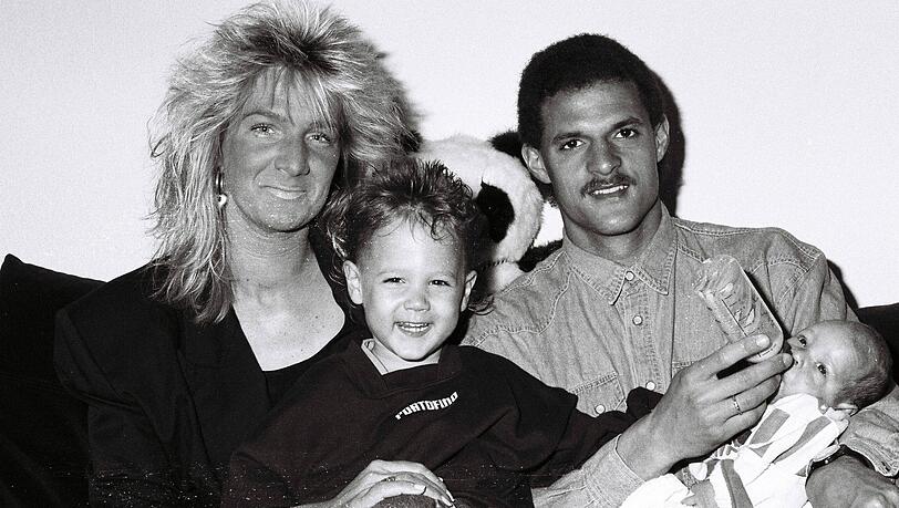 Maurice Banach mit Ehefrau Claudia und den Söhnen Zico und Danny 1991. Maurice Banach mit Ehefrau Claudia und den Söhnen Zico und Danny 1991.