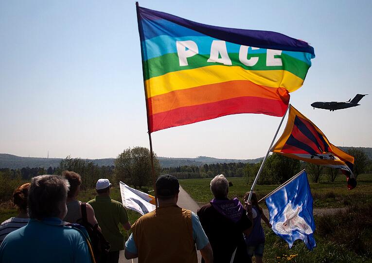 In Rheinland-Pfalz demosntrierten die Menschen in der Nähe der US-Air Base Ramstein.