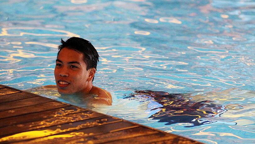 Wer grinst da aus dem Wasser? Es ist Pass-Vergesser Bobby Wood. Sein Seepferdchen hat er ja hoffentlich dabei. Wer grinst da aus dem Wasser? Es ist Pass-Vergesser Bobby Wood. Sein Seepferdchen hat er ja hoffentlich dabei.