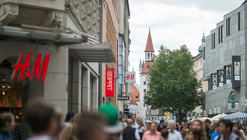 Abriss oder nicht? Noch befindet sich H&M in dem denkmalgeschützten Mühlhäuser-Haus. Foto: Matthias Balk Abriss oder nicht? Noch befindet sich H&M in dem denkmalgeschützten Mühlhäuser-Haus. Foto: Matthias Balk