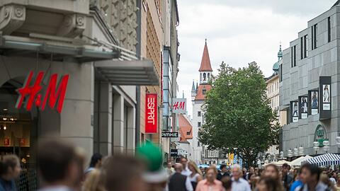 Abriss oder nicht? Noch befindet sich H&M in dem denkmalgeschützten Mühlhäuser-Haus. Foto: Matthias Balk