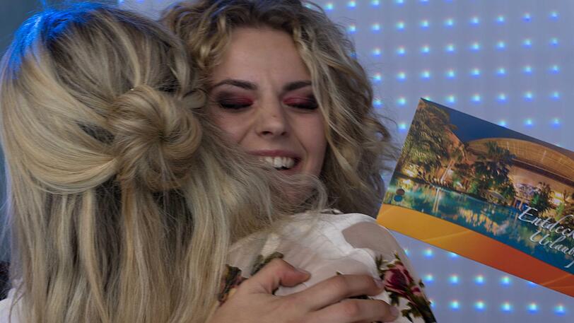 Blonde Locken und ansteckendes Lachen: Das ist Wildcard-Gewinnerin Nadine. Die Fotos aus der Therme Erding.