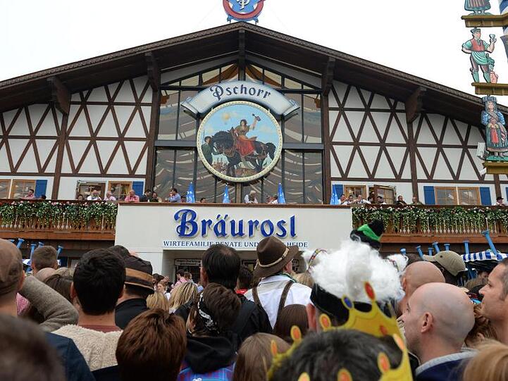 Viele Gäste stehen auf dem Oktoberfest vor dem Eingang des Festzelts "Das Bräurosl". Foto: picture alliance / dpa/Archivbild