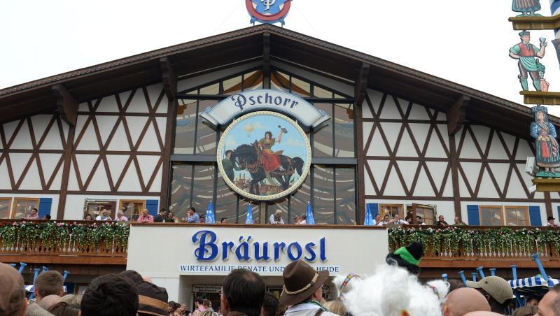 Viele Gäste stehen auf dem Oktoberfest vor dem Eingang des Festzelts "Das Bräurosl". Foto: picture alliance / dpa/Archivbild Viele Gäste stehen auf dem Oktoberfest vor dem Eingang des Festzelts "Das Bräurosl". Foto: picture alliance / dpa/Archivbild