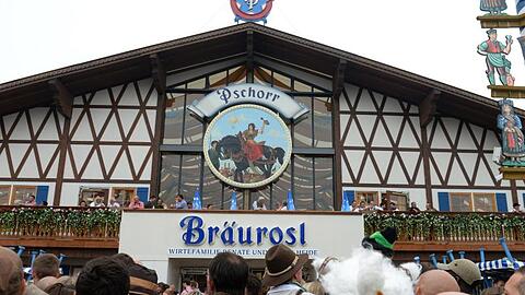 Viele Gäste stehen auf dem Oktoberfest vor dem Eingang des Festzelts "Das Bräurosl". Foto: picture alliance / dpa/Archivbild