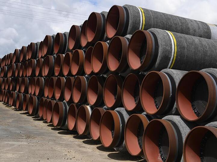 Rohre für die Ostsee-Gaspipeline Nord Stream 2 auf dem Gelände des Hafens Mukran in Mecklenburg-Vorpommern.