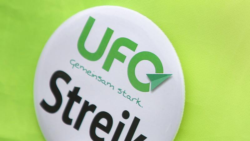 Ein Button der Flugbegleitergewerkschaft UFO ist auf hellgrünem Hintergrund zu sehen. Foto: Oliver Berg/dpa/Archivbild Ein Button der Flugbegleitergewerkschaft UFO ist auf hellgrünem Hintergrund zu sehen. Foto: Oliver Berg/dpa/Archivbild