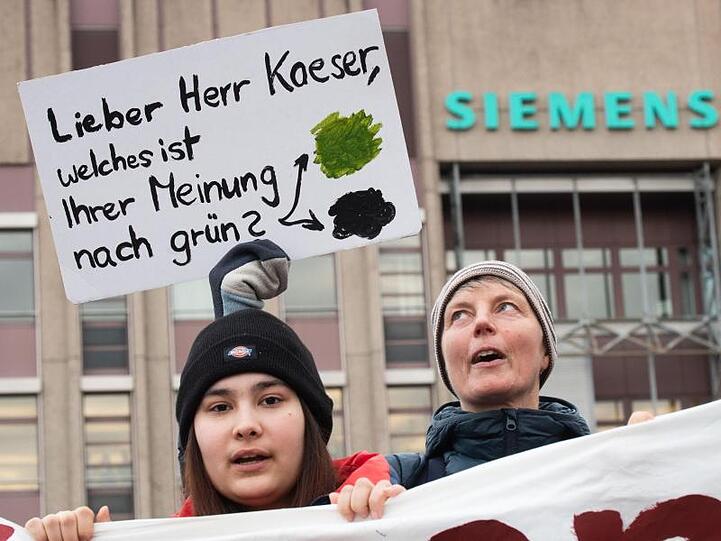 Klimaschützer fordern von Siemens, auf das Geschäft für eine geplante riesige Kohlemine in Australien zu verzichten.