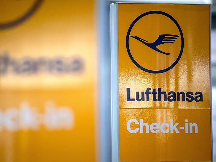 Schilder weisen auf den Lufthansa Check-in hin. Foto: Sina Schuldt/dpa