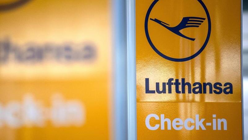 Schilder weisen auf den Lufthansa Check-in hin. Foto: Sina Schuldt/dpa Schilder weisen auf den Lufthansa Check-in hin. Foto: Sina Schuldt/dpa