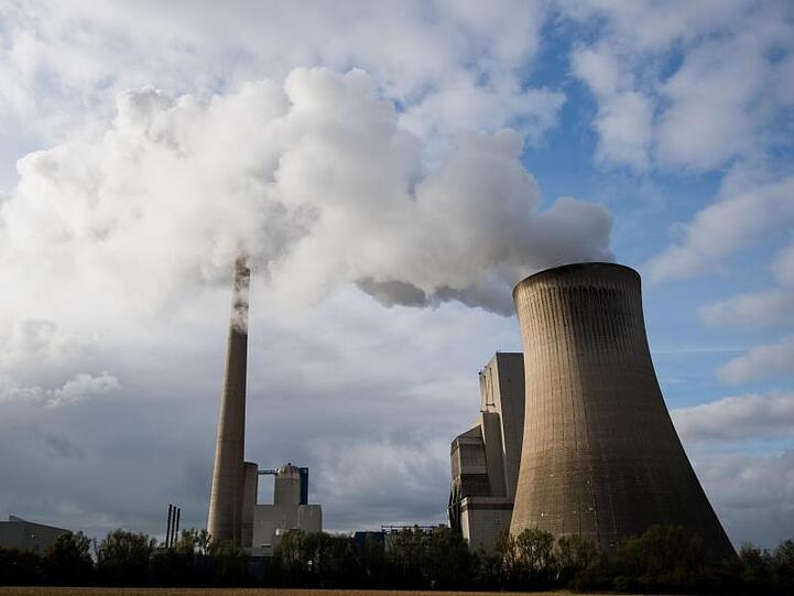 Dampf steigt vom Kohlekraftwerk Mehrum in Niedersachsen auf.