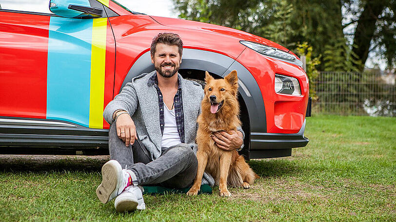 Thore Schölermann mit Hund Rudi bei der "Das Wir bewegt mehr - Die Deutschland Tour".