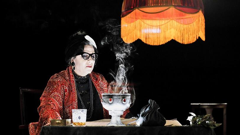 Anna Agathonos als Madame Flora in Gian Carlo Menottis "Das Medium" im Gärtnerplatztheater.