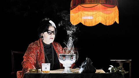 Anna Agathonos als Madame Flora in Gian Carlo Menottis "Das Medium" im Gärtnerplatztheater.