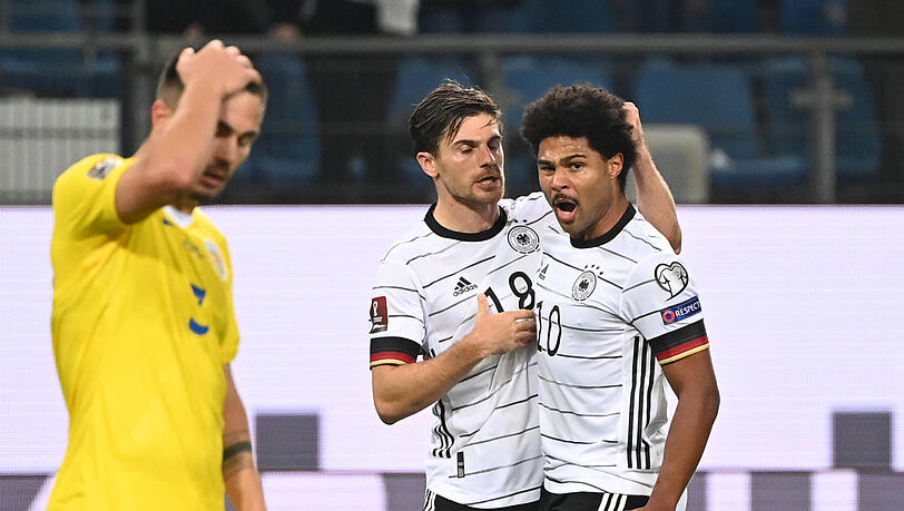 Serge Gnabry (r.) bejubelt seinen wichtigen Treffer zum zwischenzeitlichen 1:1 gegen Rumänien.