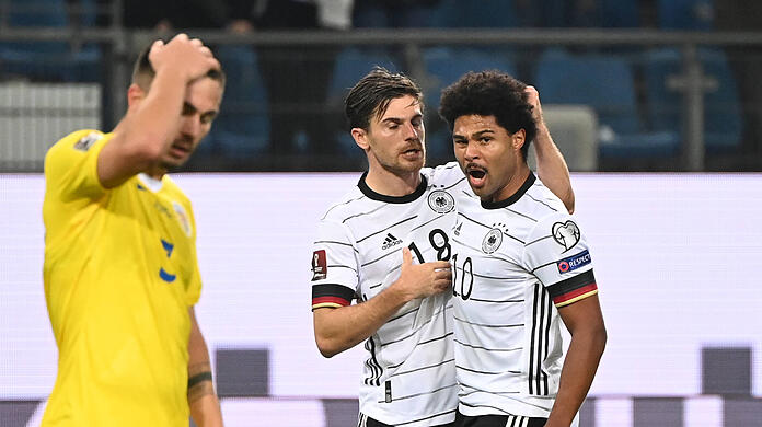 Serge Gnabry (r.) bejubelt seinen wichtigen Treffer zum zwischenzeitlichen 1:1 gegen Rumänien.