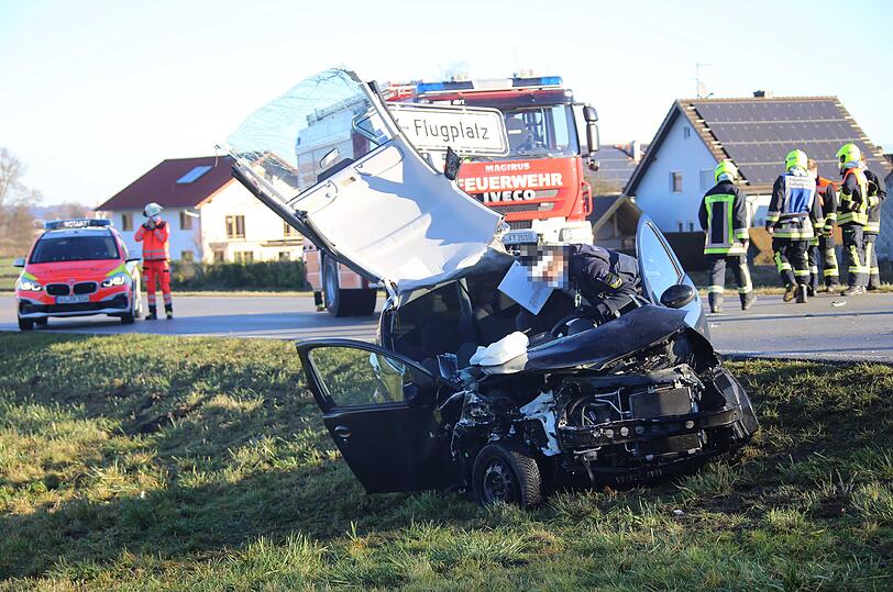 Die beiden Insassen des Toyota trugen schwere Verletzungen davon und kamen ins Krankenhaus Altötting.