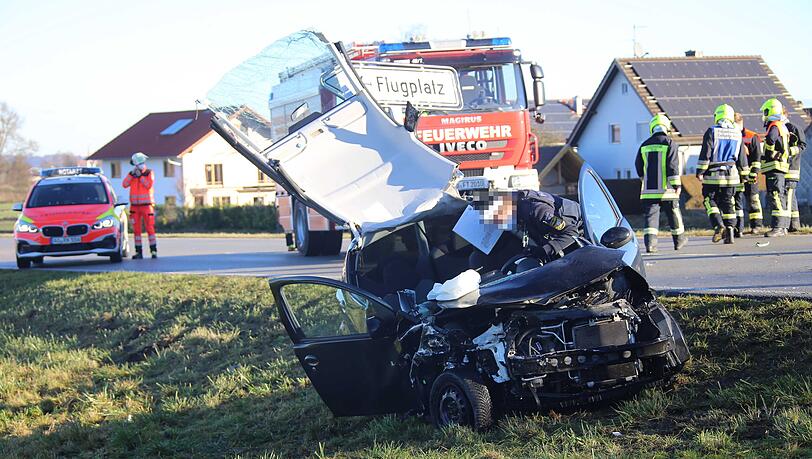 Die beiden Insassen des Toyota trugen schwere Verletzungen davon und kamen ins Krankenhaus Altötting. Die beiden Insassen des Toyota trugen schwere Verletzungen davon und kamen ins Krankenhaus Altötting.