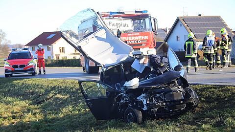 Die beiden Insassen des Toyota trugen schwere Verletzungen davon und kamen ins Krankenhaus Altötting.