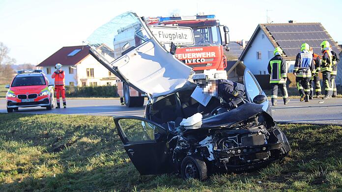 Die beiden Insassen des Toyota trugen schwere Verletzungen davon und kamen ins Krankenhaus Altötting.