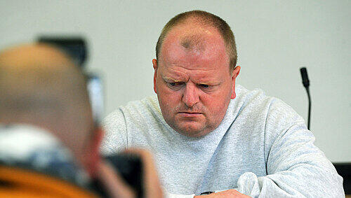 Klaus P. hat bereits zwei Menschen auf dem Gewissen. 1999 tötete er seinen Bruder, vor einem Jahr schnitt er seiner Mutter die Kehle durch. Dafür muss er zwölf Jahre in Haft. Klaus P. hat bereits zwei Menschen auf dem Gewissen. 1999 tötete er seinen Bruder, vor einem Jahr schnitt er seiner Mutter die Kehle durch. Dafür muss er zwölf Jahre in Haft.