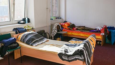 Betten in einem Zimmer der Obdachlosenunterkunft. Auch diese Betten kosten in M&uuml;nchen oft mehr, als die neue Regelung des Bunds finanziert. (Symbolbild)