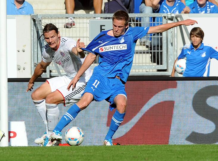 Bayerns Daniel van Buyten im Zweikampf mit dem Hoffenheimer Gylfi Sigurdsson.