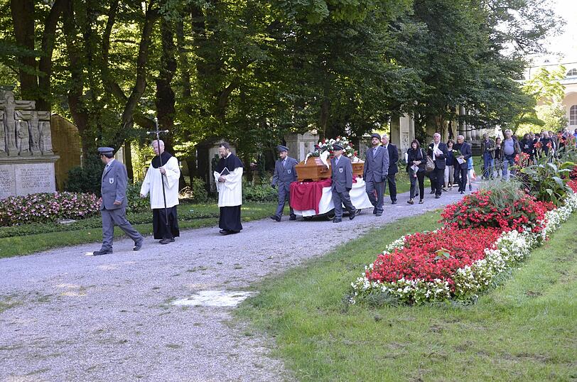Abschied von Karl-Heinz Wendicke, dem BISS-Verkäufer. Am Ostfriedhof erwiesen Freunde und Kollegen dem Mann vom Marienplatz-Sperrengeschoß die letzte Ehre